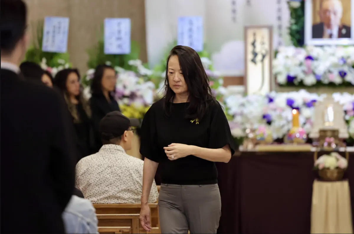 ▲許久未在台灣公開露面的黎明柔（中），出席金鐘獎製作人葉天健的告別式，坦言對方是父親的初中同學，從小就認識他，今天代表媽媽來送他最後一程。（圖／記者李政龍攝）