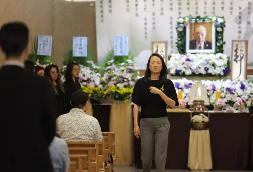 ▲黎明柔（中）代表媽媽來送家族好友葉天健最後一程，她從小就認識葉天健，稱呼他為「Uncle Teddy」。（圖／記者李政龍攝）