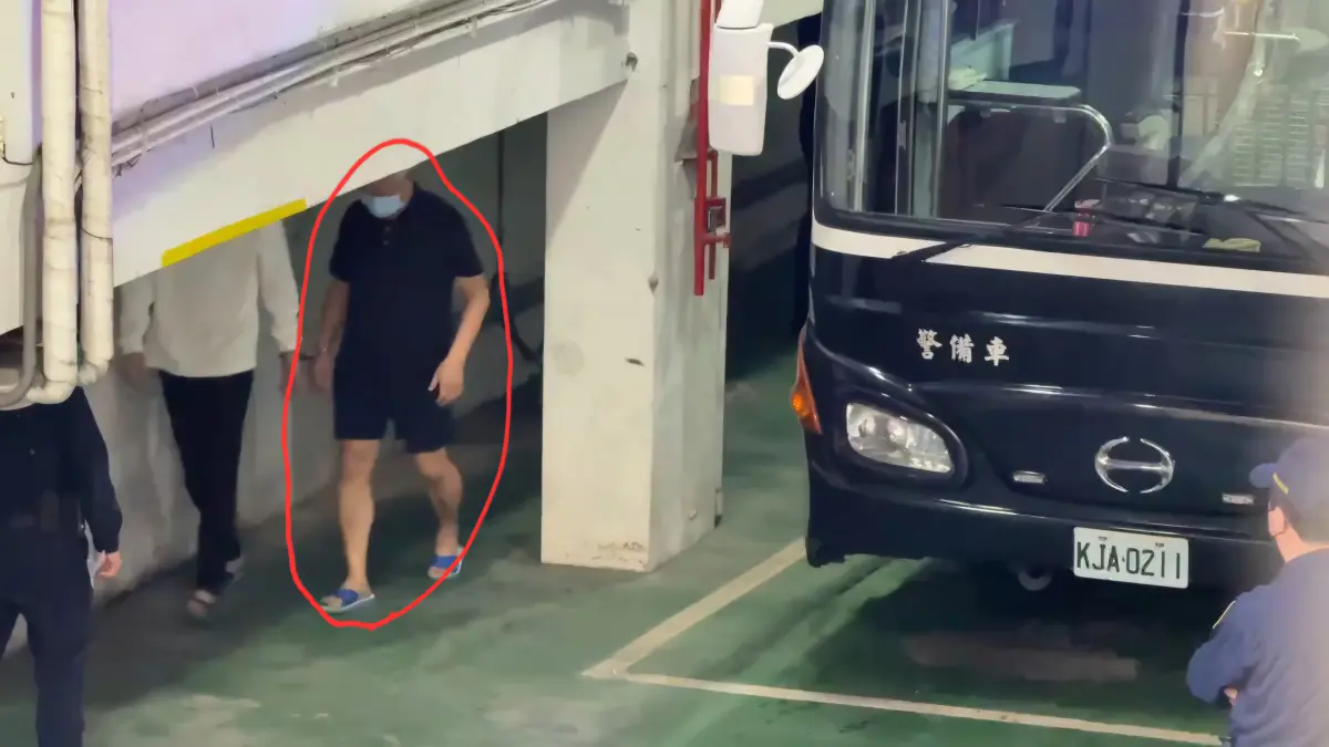 ▲民進黨共諜案被告黃取榮下囚車出庭。（圖／翻攝畫面）