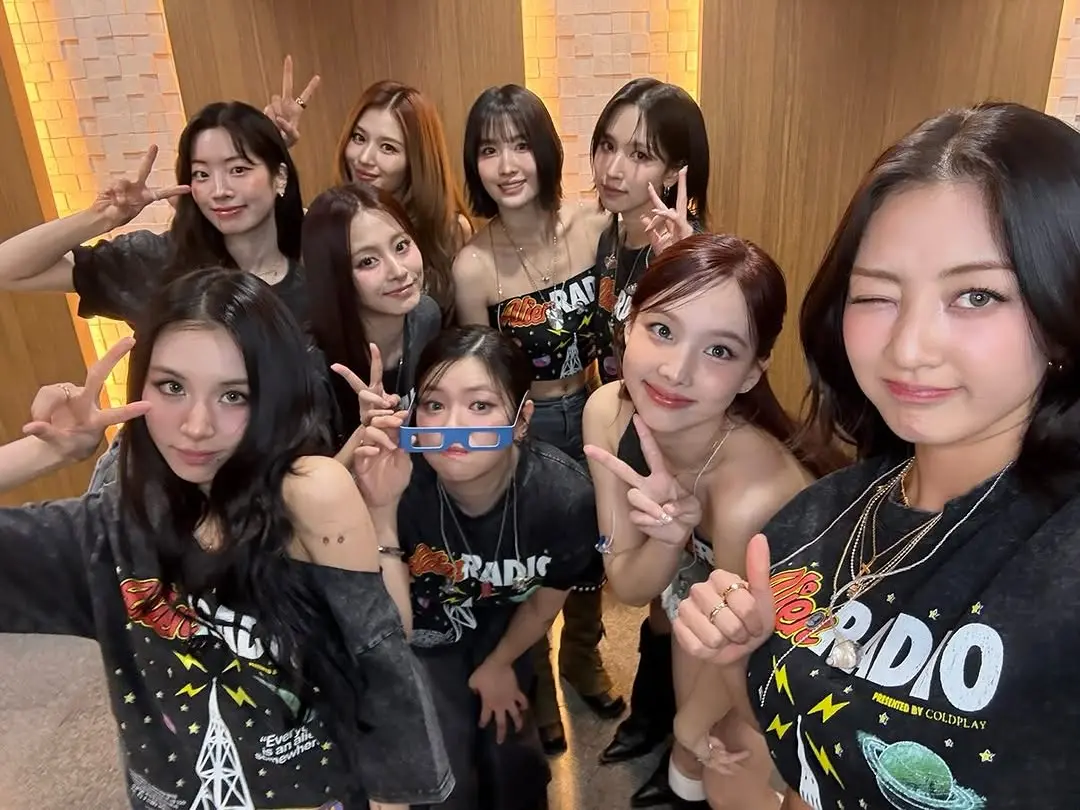 ▲TWICE（如圖）昨日在Coldplay的演唱會上擔任開場嘉賓，還帶來將近45分鐘的表演，可以說是誠意十足。（圖／TWICE IG）