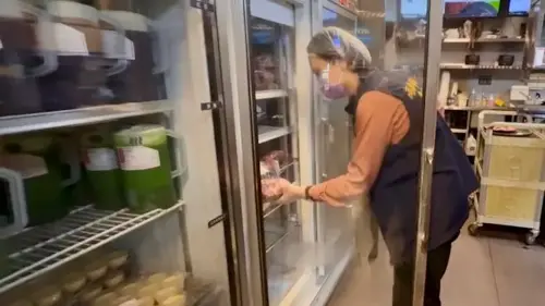 衛生局昨日已前碳佐麻里滔雄高美店稽查,已針對8件可疑食材、餐廳廚工、就醫民眾採檢檢體。(圖/衛生局提供) ▲衛生局昨日已前碳佐麻里滔雄高美店稽查,已針對8件可疑食材、餐廳廚工、就醫民眾採檢檢體。(圖/衛生局提供)