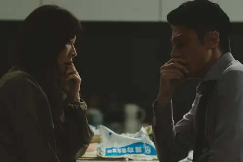 ▲霍建華（右）主動搭訕謝盈萱（左）。（圖／Netflix提供）