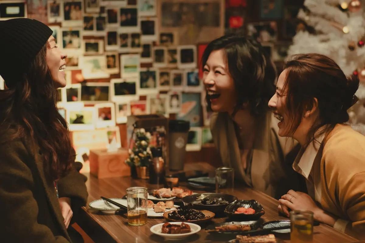 ▲謝盈萱（左1）在Netflix影集《忘了我記得》中和劉品言（右2）、周采詩（右1）組成「月經會」，抱怨自己悲慘的人生。（圖／Netflix提供）