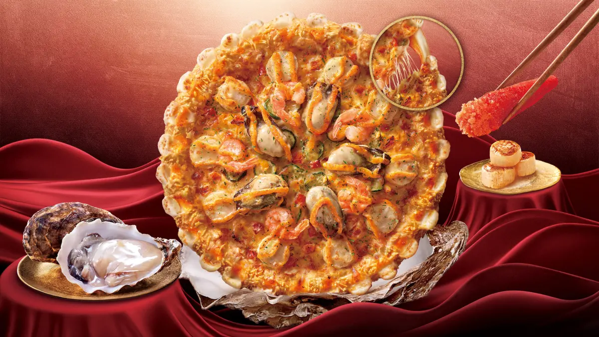 ▲母親節豪華海味寵愛媽媽！必勝客升級回歸「明太子生蠔干貝披薩、魷你真好鮑魚干貝披薩」，聯名手搖飲料再睡5分鐘推「日安紅珍珠歐蕾巴斯克蛋糕」甜點開吃。拿坡里「買1送4」炸雞優惠吃到51勞動節。（圖／必勝客提供）