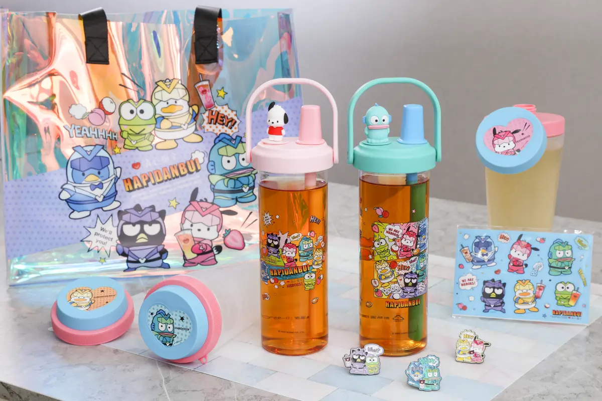 ▲2025三麗鷗肖像大賞投票如火如荼，手搖飲料清心福全38週年超狂聯名「三麗鷗男團HAPIDANBUI」周邊新品第二彈！人魚漢頓、帕恰狗貼紙、金屬胸針、炫彩提袋開搶。十盛也有艾絲樂小兔周邊聯名。（圖／清心福全提供）