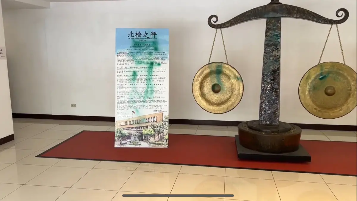 ▲北檢二辦的銅雕「北檢之秤」遭潑綠色油漆（圖／翻攝畫面）