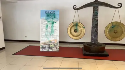 ▲北檢二辦的銅雕「北檢之秤」遭潑綠色油漆（圖／翻攝畫面）