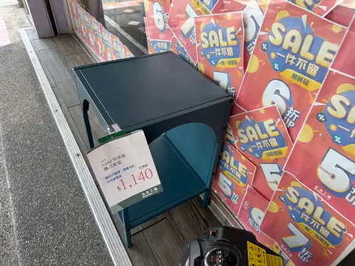 窄單層櫃特價1140元。(圖/記者鍾怡婷攝) ▲窄單層櫃特價1140元。(圖/記者鍾怡婷攝)