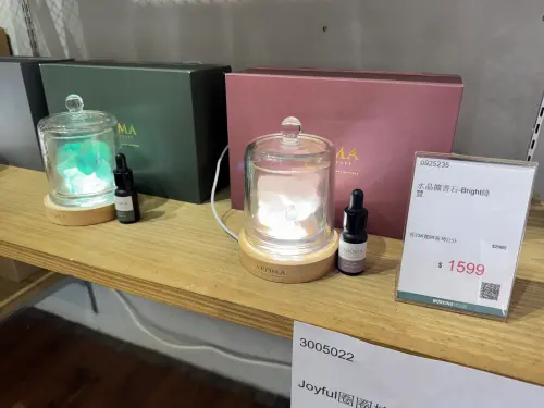 水晶擴香石組,含有燈座,特價1599元。(圖/記者鍾怡婷攝) ▲水晶擴香石組,含有燈座,特價1599元。(圖/記者鍾怡婷攝)