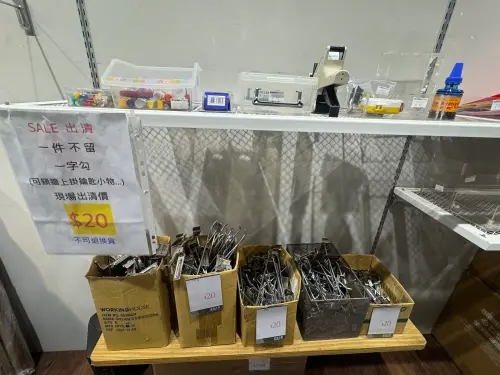 擺放商品的二手貨架、掛鉤都貼上價格牌出售,預計一件不留全數清空 ▲擺放商品的二手貨架、掛鉤都貼上價格牌出售,預計一件不留全數清空