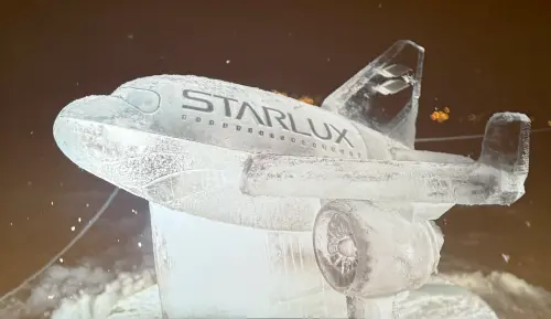 台人衝北海道翻2倍!星宇X星野2026滑雪專機4/30開賣:最多折5千 ▲「愛絲冰城」打造一整架星宇航空飛機冰雕。(圖/記者蕭涵云翻攝)