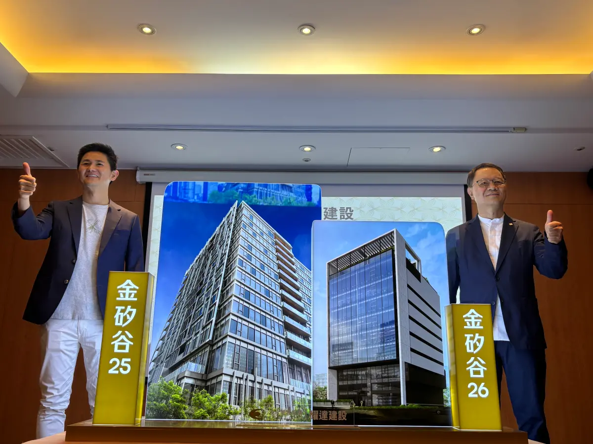 ▲「內湖地王」耀達建設董事長莊文欽（右）17日公開金矽谷 No.25環球旗艦總部銷售捷報，維科生技公司董事長呂世博（左）砸5.4億元買次頂樓露臺戶，單價近80萬元創區域新高紀錄。（圖／記者徐銘穗攝）