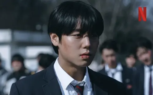 ▲朴志訓在劇中飾演模範生,因沒能成功幫朋友脫離校園暴力,最後自己罹患心理疾病。(圖/Netflix) ▲朴志訓在劇中飾演模範生,因沒能成功幫朋友脫離校園暴力,最後自己罹患心理疾病。(圖/Netflix)