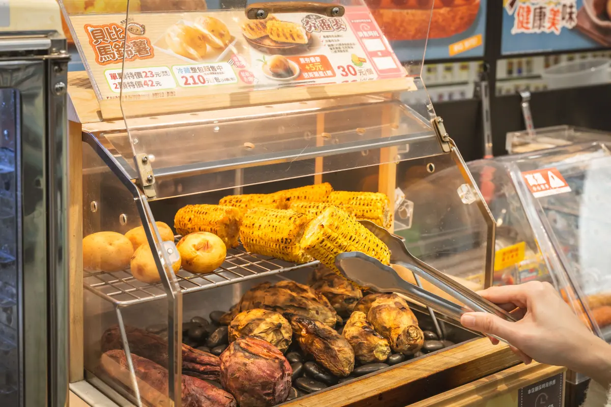▲全家夯夯家族年創10億業績，今起宣布開賣夜市國民小吃「25元鮮甜烤玉米」。（圖／全家提供）