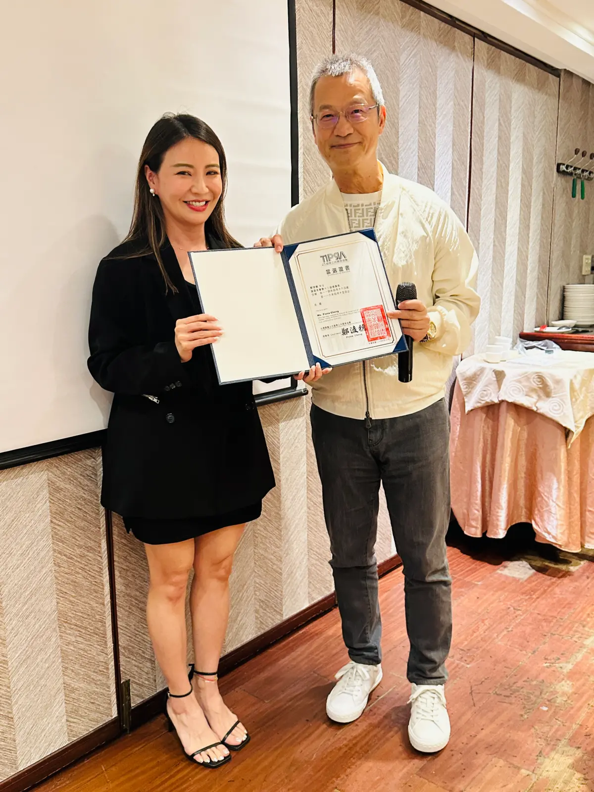 ▲亞典行銷創辦人鄭淩穗自前任理事長黎榮章手中接下TIPRA發展重任。（圖／TIPRA提供）