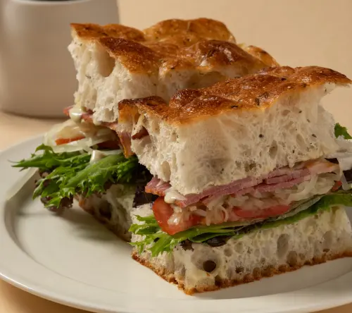 ▲「煙燻牛胸肉佛卡夏三明治」吃得到厚切煙燻牛胸。（圖／Ochre Grill & Bar提供）