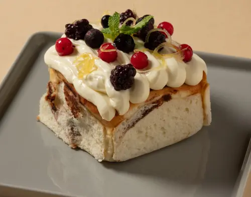 ▲「煙燻奶油乳酪莓果肉桂捲」添了點莓果，酸香不膩。（圖／Ochre Grill & Bar提供）