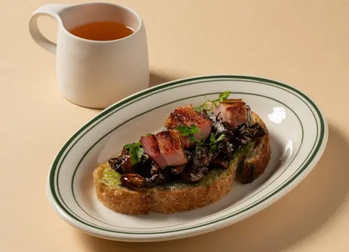 ▲「煙燻大腹開放式三明治」以四麥麵包為基底，佐以Ochre自家煙燻海味。（圖／Ochre Grill & Bar提供）