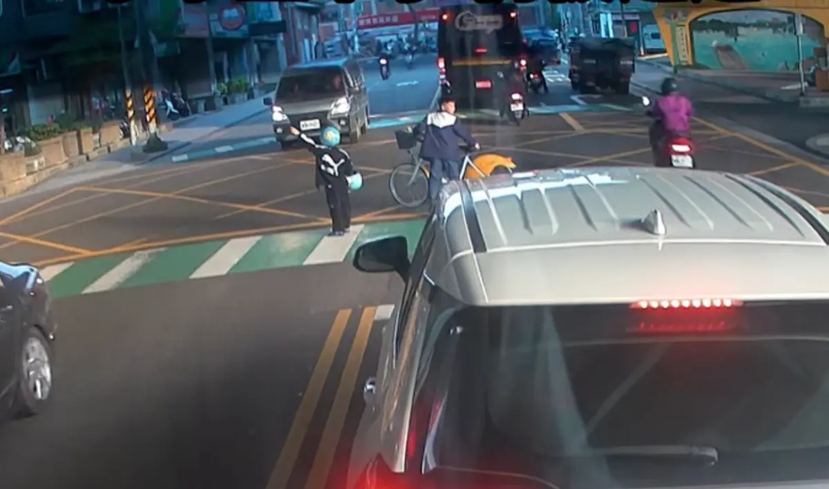 ▲桃園市區龍安街兩位男童「日式舉手過斑馬線」，29秒之間11輛車都沒有駕駛要停讓。（圖／翻攝Cheap臉書）