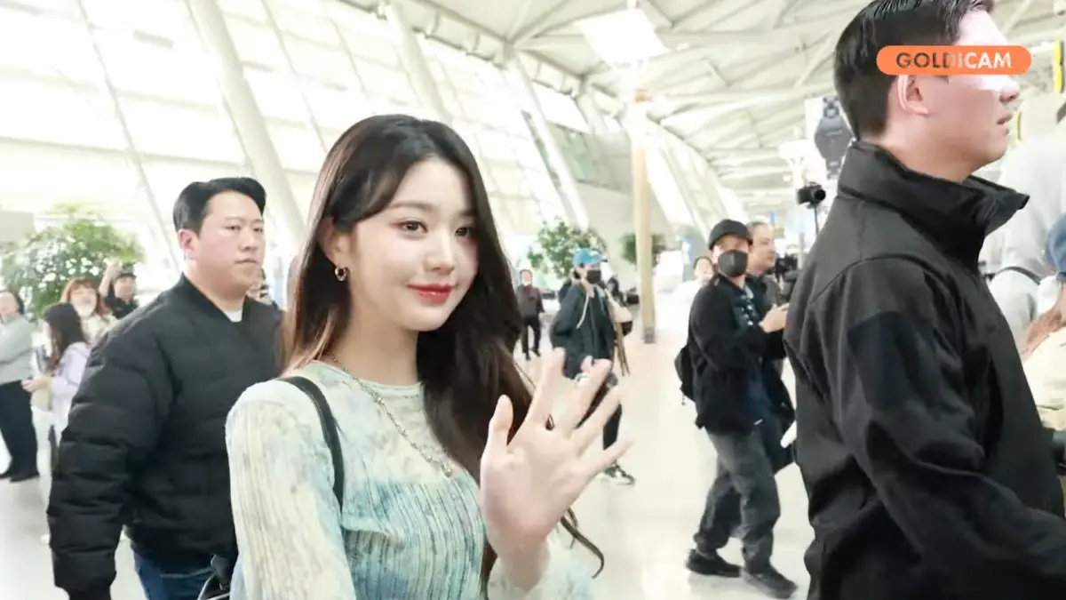 ▲女團IVE今（17）日稍早從韓國仁川機場出發來台灣辦簽售會，機場路上，5位成員兪真、Liz、秋天、Leeseo、Rei先到達，每位成員都打扮得非常漂亮，兪真為全黑酷妹風格，張員瑛（如圖）則為淺色透膚針織上衣。（圖／翻攝自Golden Disc YouTube）