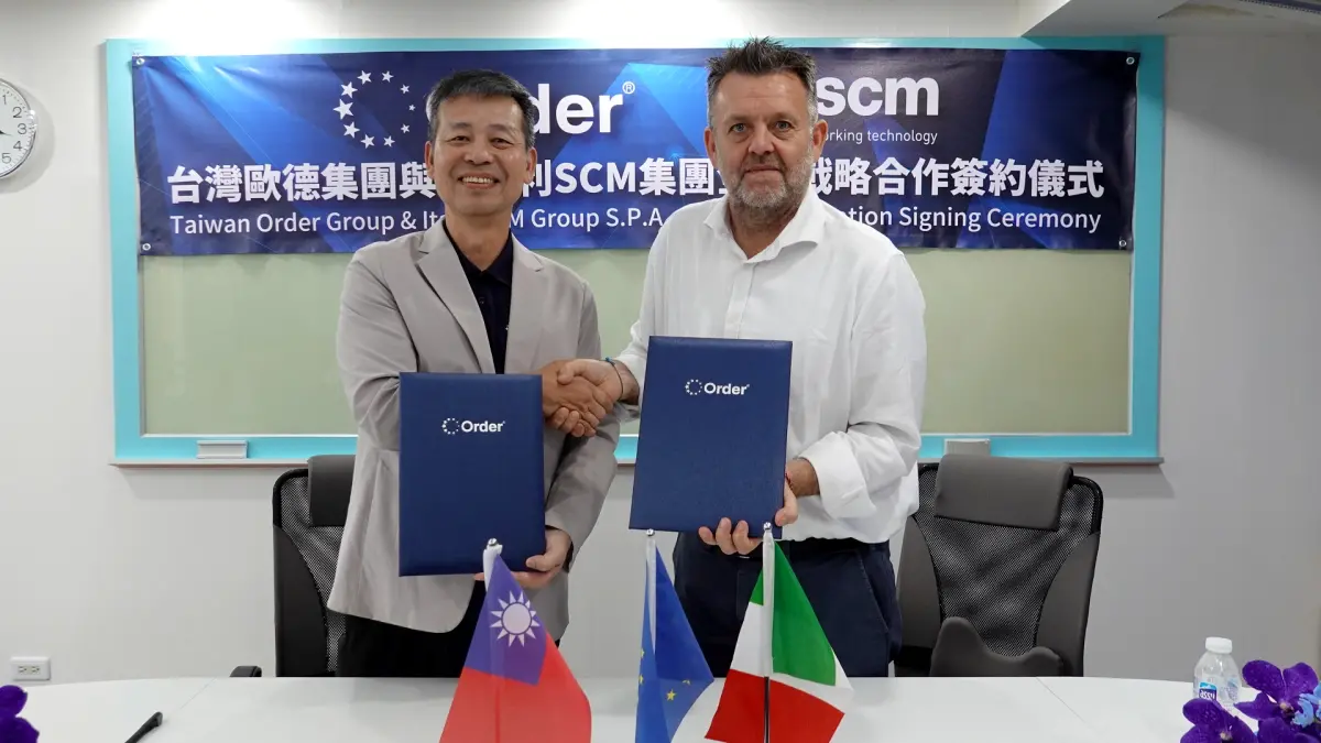 ▲歐德集團董事長陳國都(左)與義大利 SCM Group 亞洲區代表 Mr. Francesco Grazian(右) 簽署合約，斥資1.2億購置「智慧化無人機木工生產線。」（圖／歐德集團提供）