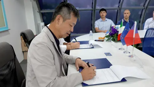 ▲「工欲善其事 必先利其器」，歐德集團董事長陳國都很開心可以和德義頂尖大廠合作，一起聯手打造智慧化國際物流中心。