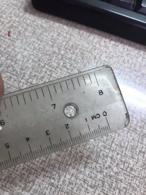 ▲直尺上面通常會打洞，但這樣的設計讓民眾感到不解，就有文具批發商公布其實是「透氣孔」。（圖／爆廢公社臉書）