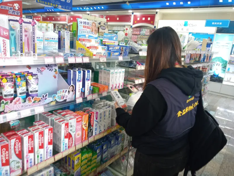 ▲中市食品藥物安全處表示，一款洗髮露因「改善掉髮」、「促進生長速度」等醫療效能字眼，違反《化粧品衛生安全管理法》，遭市府重罰60萬元。(圖／食安處提供2025.4.17)