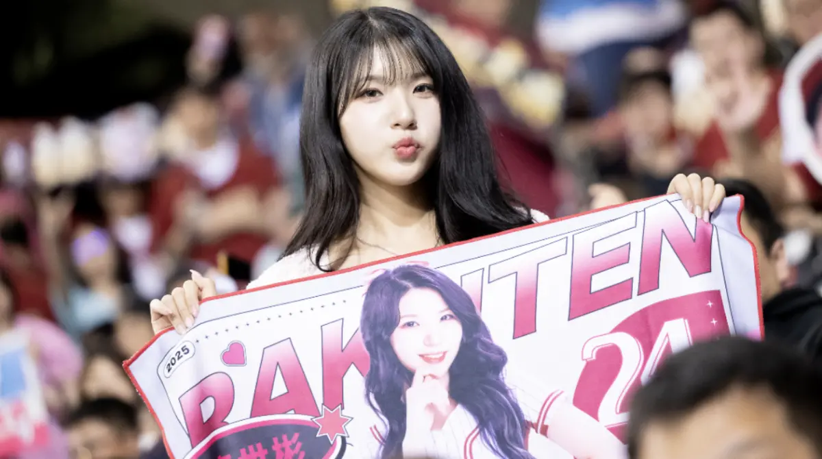 ▲擁有「啦啦隊女王」稱號的廉世彬（如圖）昨（16）日晚間為所屬球團樂天賽事應援，儘管輸了比賽，她仍正能量打氣，「下次巨蛋比賽的時候，一定要贏！我愛樂天！」（圖／樂天桃猿提供）