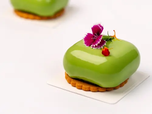 ▲昆布智成主廚研發的「永續」，是以巧克力抹茶慕斯包裹杏桃等果餡。（圖／漢來美食提供）