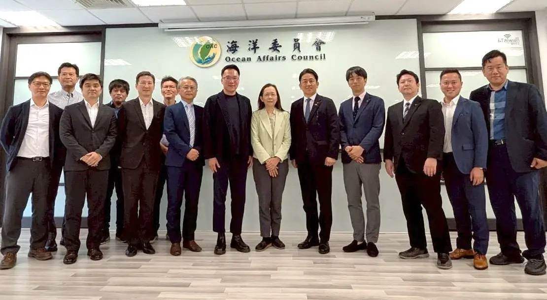 ▲日本橫濱市及神奈川縣議員首度拜會海洋委員會，由副主任委員黃向文(右6)接待，雙方盼共同發展藍碳經濟。(圖／海洋委員會提供)