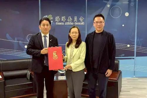 ▲海洋委員會副主任委員黃向文(中)致送紀念品給來訪的日本橫濱市及神奈川縣議員代表團,由橫濱市議員森泰隆(左1)代表接受。(圖/海洋委員會提供) ▲海洋委員會副主任委員黃向文(中)致送紀念品給來訪的日本橫濱市及神奈川縣議員代表團,由橫濱市議員森泰隆(左1)代表接受。(圖/海洋委員會提供)