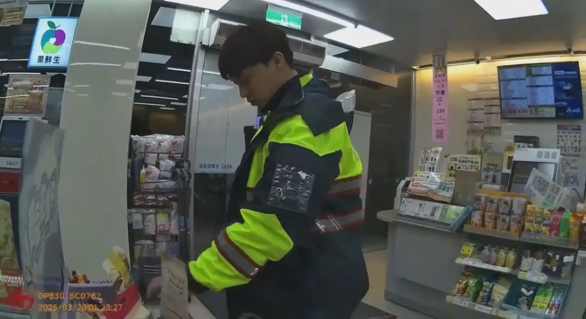 ▲竹東某超商店員值大夜班時，突然氣喘發作，擔心店面遭竊不願送醫，員警答應協助當臨時店員，男子安心送醫。（圖／警方提供）