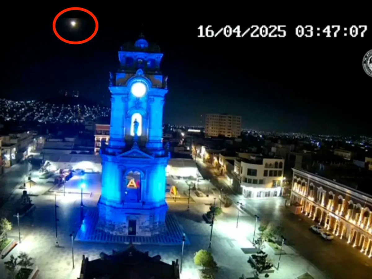 ▲墨西哥城本週三凌晨時分，一顆罕見「火流星」劃過天空，在墨西哥城各地角落都能看見明亮的流星身影，還伴隨著轟隆聲響，在墨西哥社群網路引發熱議。（圖／翻攝自美聯社影片截圖）