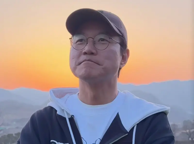 ▲韓國知名綜藝製作人羅PD（羅暎錫）上個月搭飛機時，一名醉酒乘客當時突然行為失控，羅PD毫不猶豫以身體阻擋其危險舉動。（圖／SEVENTEEN  IG）