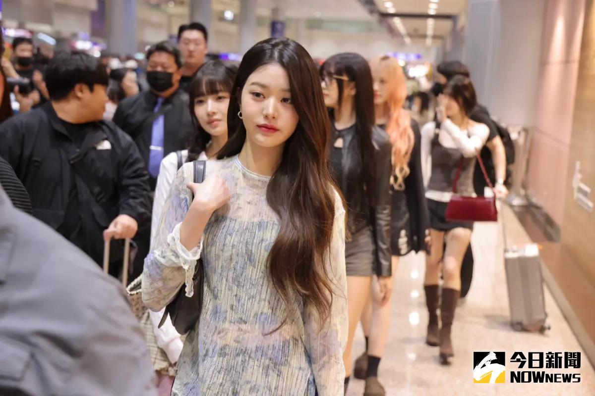 ▲IVE成員張員瑛（如圖）抵達桃園機場，她看到粉絲、媒體接機，展現招牌笑容。（圖／記者李政龍攝）