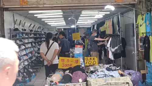 ▲店家內充斥廉價的仿冒名牌鞋，吸引許多長輩客人。（圖／信義區三兩事）