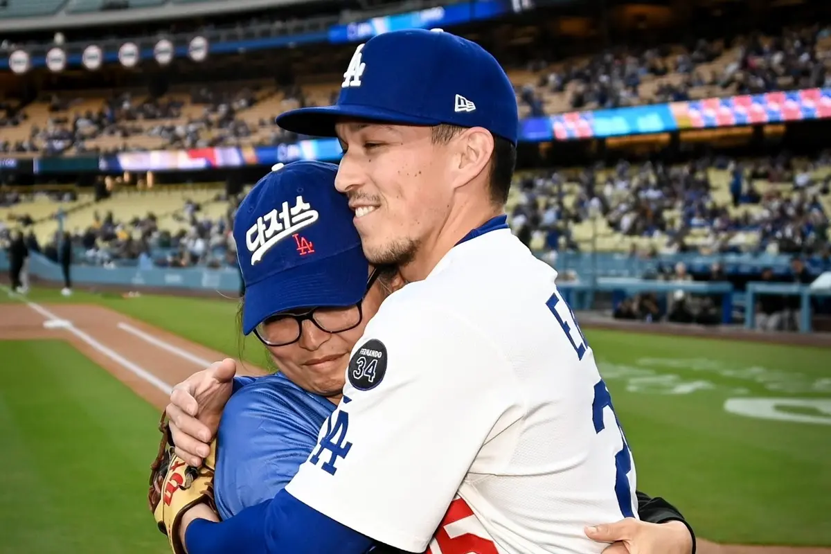 ▲道奇球員Tommy Edman和母親Maureen Kwak開球互動讓不少人感到溫馨感動，兩人擁抱那一刻也讓人淚目。（圖／取自洛杉磯道奇X）