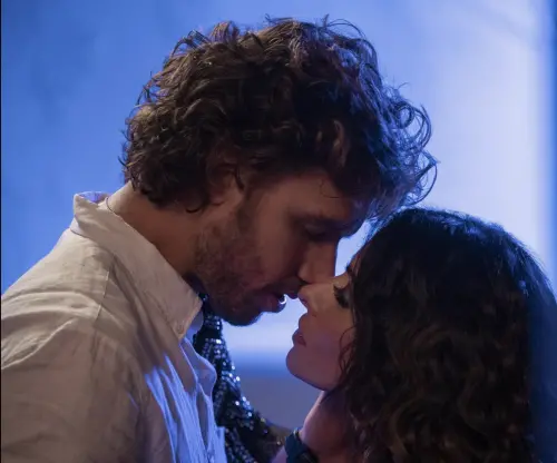 ▲Netflix影集《性/生活》亞當狄摩斯(左),和女主角莎拉夏希假戲真做,然而交往5年後,被曝近期已分手。(圖/摘自IMDb) ▲Netflix影集《性/生活》亞當狄摩斯(左),和女主角莎拉夏希假戲真做,然而交往5年後,被曝近期已分手。(圖/摘自IMDb)