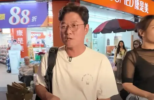 羅PD深受觀眾喜愛。(圖/擷取自YouTube《十五夜頻道》) ▲羅PD向來以正面形象深受觀眾喜愛,還來台拍攝尋找美食節目,贏得許多台灣粉絲喜愛。 (圖/擷取自YouTube《十五夜頻道》)