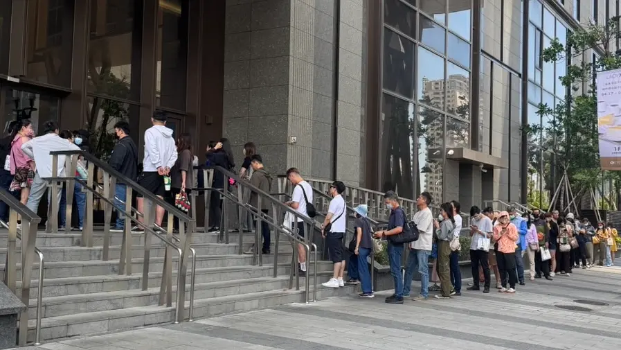 ▲台北、台中吃得到的「貴婦千層蛋糕」LADY M首次快閃高雄義享時尚廣場，快閃店早上7點就排隊人潮，最多200人排到馬路上，還有人從屏東、台南衝來，開幕優惠一次整理。（圖／LADY M提供）