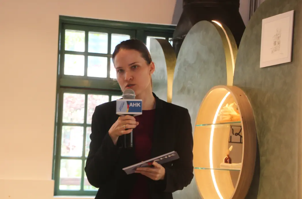 ▲蘭依樺受訪表示，德企在台灣屬於台灣半導體及科技產品供應鏈一環，因此受到美國關稅間接影響，但因為現在關稅政策漂浮不定，因此難以評估相關衝擊，必須要等90天過後才比較好確定。（圖／記者鍾泓良攝影）