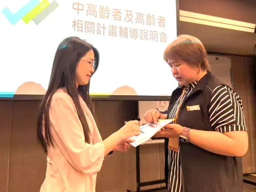 ▲勞動部高屏澎東分署銀髮人才資源中心舉辦中高齡人力再運用說明會,與會企業代表互動熱絡。(圖/勞動部高屏澎東分署提供) ▲勞動部高屏澎東分署銀髮人才資源中心舉辦中高齡人力再運用說明會,與會企業代表互動熱絡。(圖/勞動部高屏澎東分署提供)