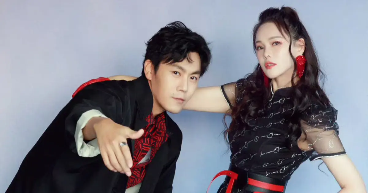 ▲伊能靜（右）近日替秦昊（左）宣傳新戲，還不忘吃醋地說花絮中秦昊看到美女姐姐的表情，「咱很久以前也是見過的」。（圖／摘自微博）