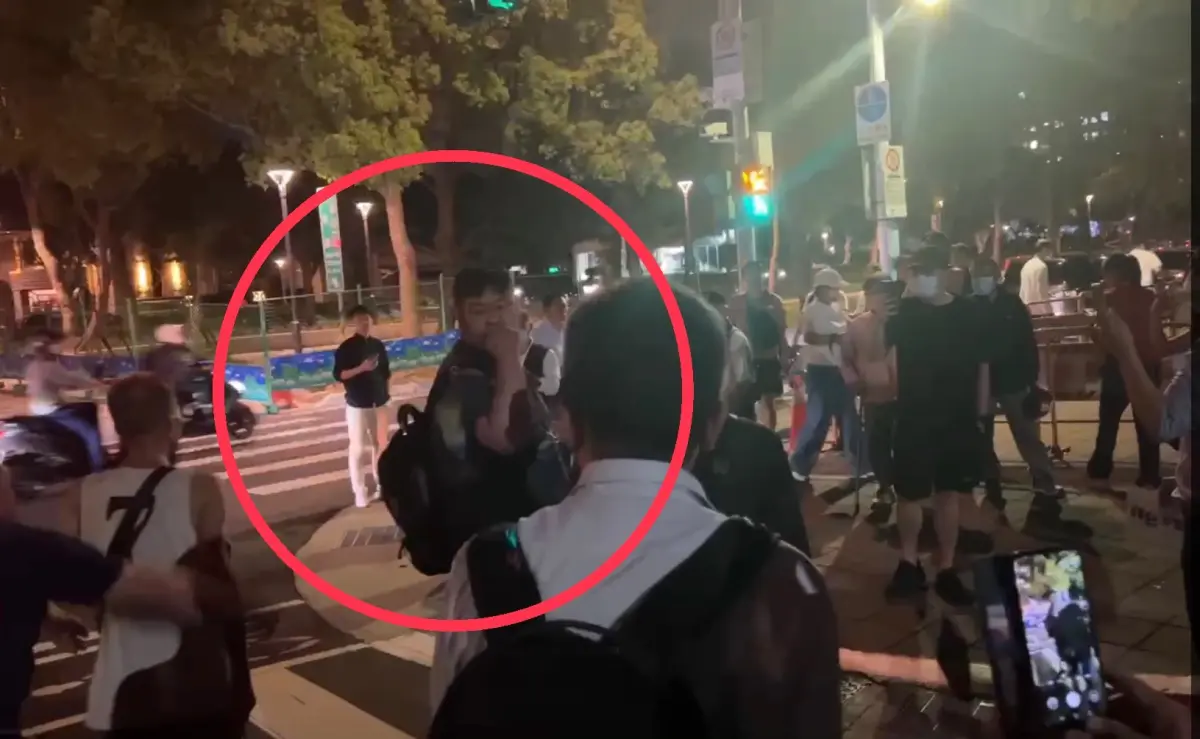 ▲網紅四叉貓到場直播，遭藍營支持者砲轟，甚至持寶特瓶攻擊。（圖／翻攝畫面）