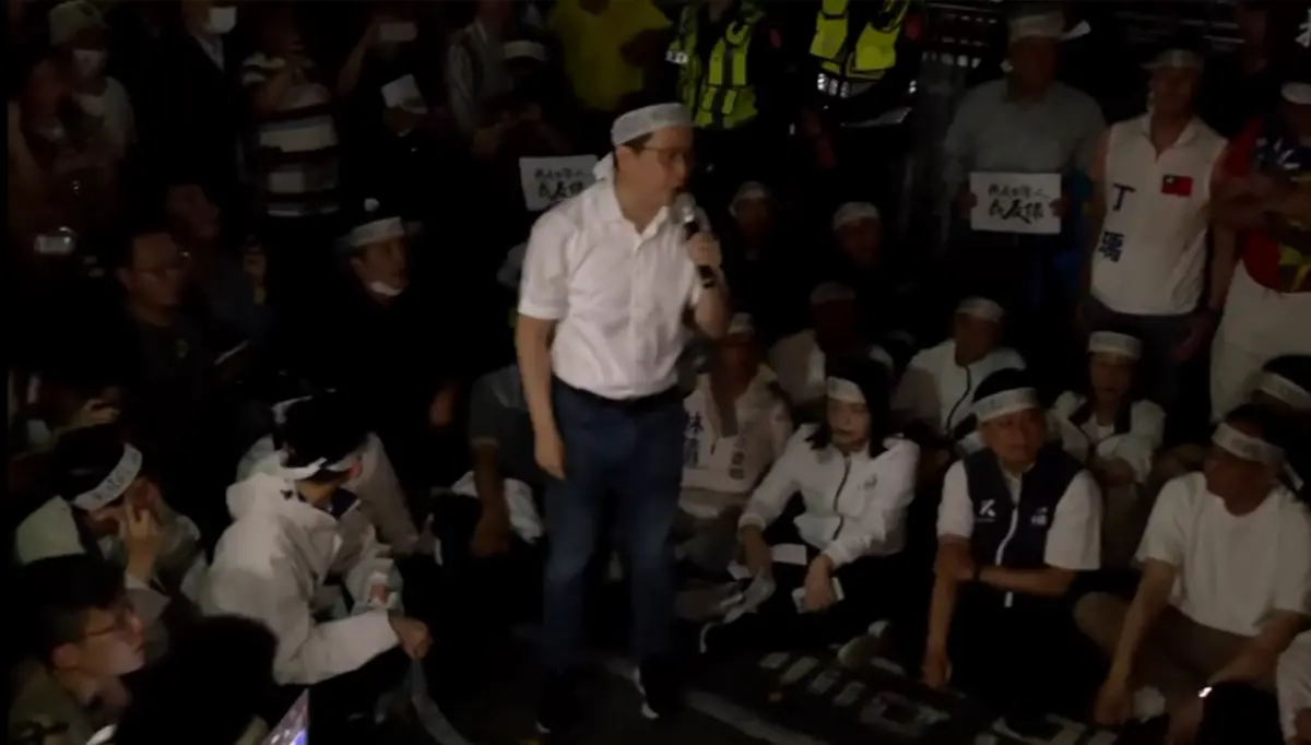 ▲國民黨立委羅智強到北檢聲援，痛批總統賴清德是土匪總統。（圖／記者陳明安攝）