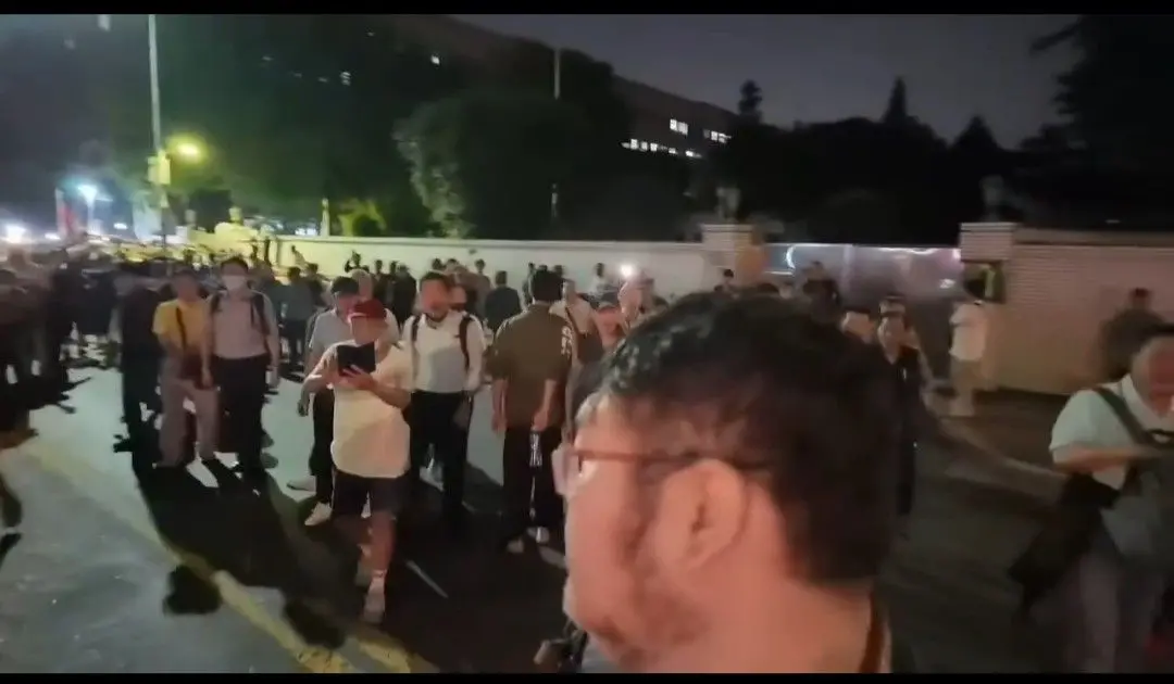 ▲網紅四叉貓到北檢外直播，遭現場民眾圍剿，還有人朝他丟寶特瓶大喊「滾啦」。（圖／翻攝自臉書直播）