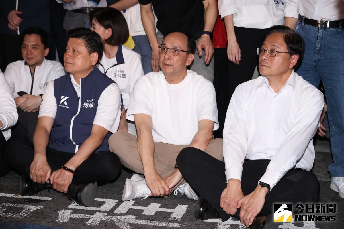 ▲桃園市長張善政（右）、國民黨主席朱立倫立委傅崐萁出席國民黨「戰獨裁」集會，痛批民進黨是綠共。（記者葉政勳攝）