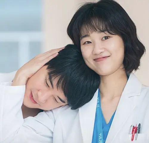 由文太裕(左)和河潤景(右)在劇中組成的「龍善CP」超受歡迎。(圖/hospitalplaylist_official IG) ▲由文太裕(左)和河潤景(右)在劇中組成的「龍善CP」超受歡迎。(圖/hospitalplaylist_official IG)