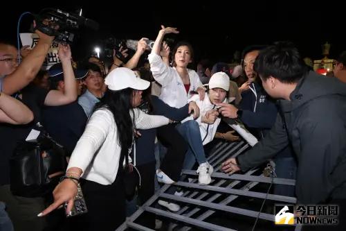 ▲國民黨立委徐巧芯等藍委跟議員推倒愛國東路口的柵欄，衝到北檢大門口。（圖／記者嚴俊強攝，2025.04.17）